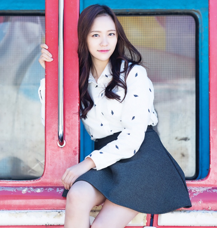 Park Ji-hyun apoiada na porta de um ônibus vermelho