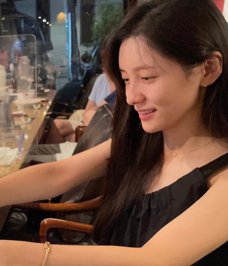 Park Ji-hyun de perfil, sentada num café
