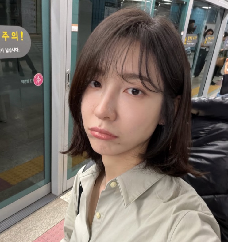 Park Ji-hyun numa selfie na estação de metrô