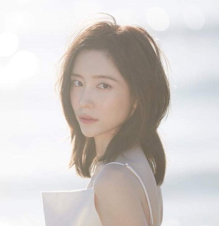Park Ji-hyun de perfil, num ensaio com luz de sol
