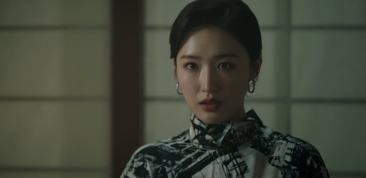 Close de Jin Ye-jun com expressão fechada