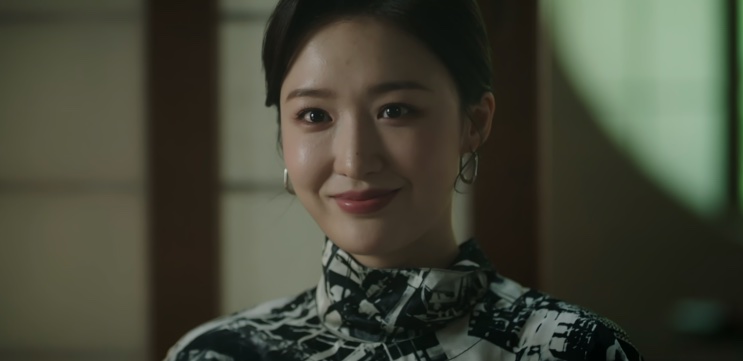 Jin Ye-jun sorrindo de canto de boca