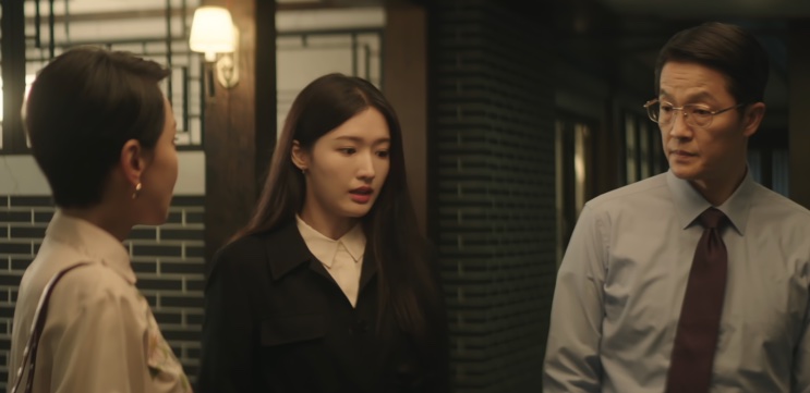 Jin Ye-jun conversando com duas pessoas em um corredor