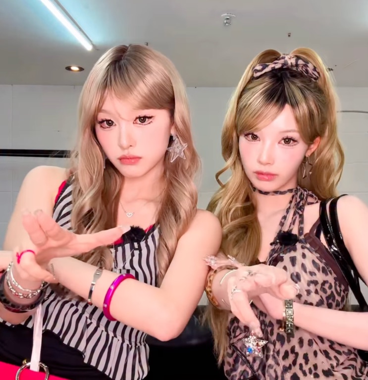 Duas integrantes do Rescene em visual gyaru, com maquiagem carregada e cabelo claro