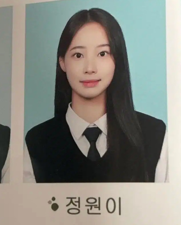 Foto do álbum de formatura do ensino médio da Woni, de uniforme, com o nome dela impresso embaixo