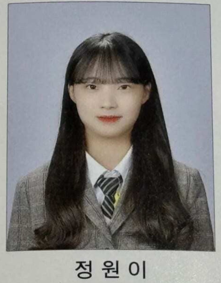 Foto do álbum de formatura do ensino fundamental da Woni, em preto e branco, de uniforme