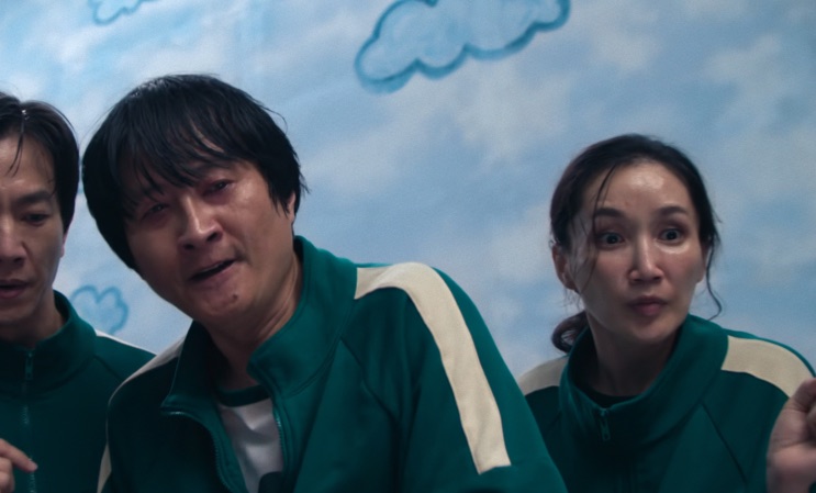 Park Bo-kyung e um companheiro de time com o rosto tenso, acompanhando a prova seguinte