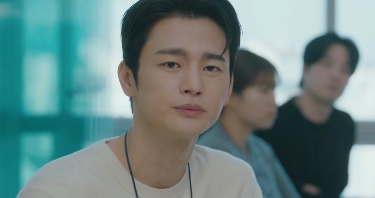 Si-woo no escritório, olhando para frente