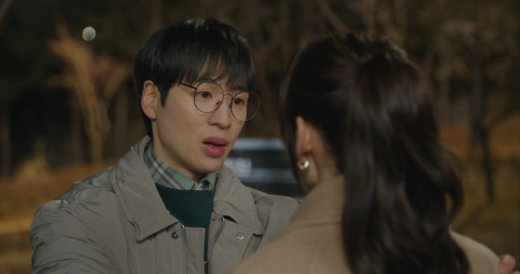 Lee Jae-in de óculos, conversando à noite