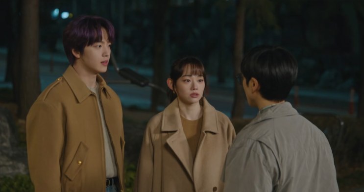 No-a e Jae-in conversando à noite com uma terceira pessoa de costas