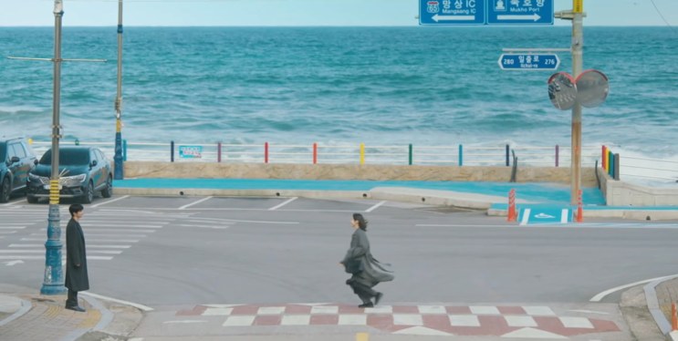 O cruzamento de Eodal visto de frente, com o mar logo atrás da rua
