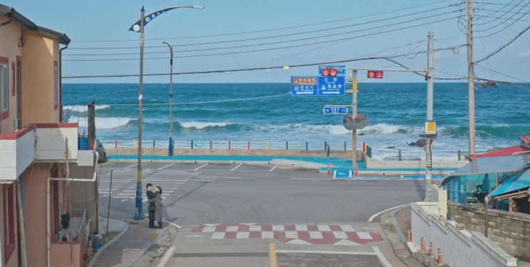 O cruzamento de Eodal visto do alto da ladeira, com o mar ao fundo