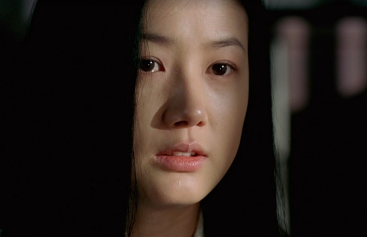 Rosto de Shim Eun-ha em close, com luz baixa