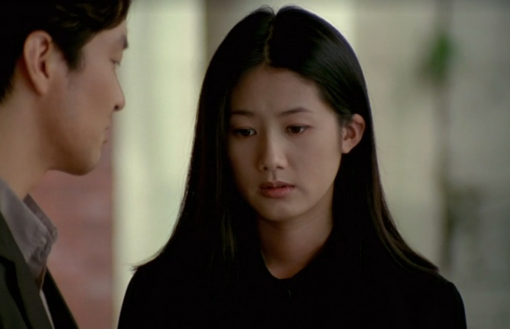 Shim Eun-ha de perfil, com o rosto parcialmente na sombra