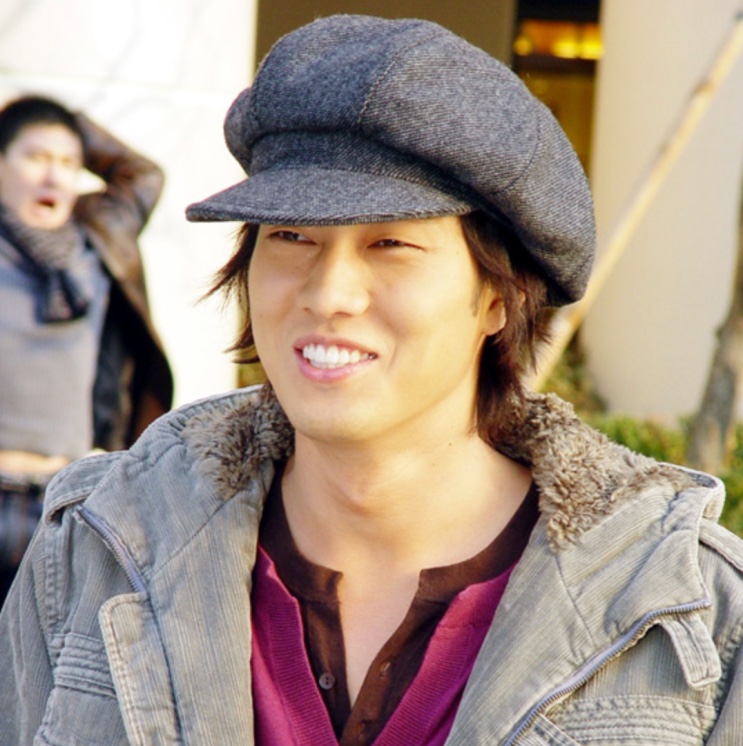 So Ji-sub jovem de boina cinza