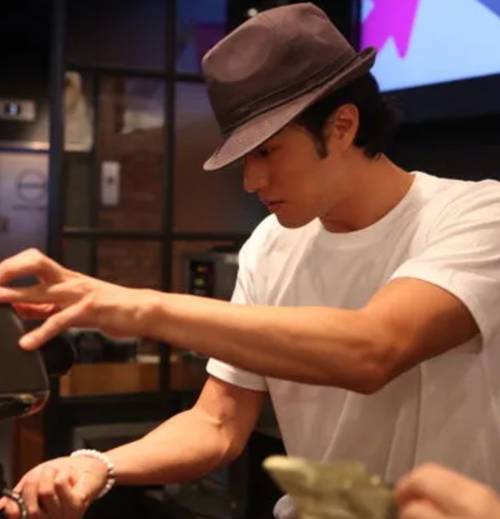 So Ji-sub de fedora marrom