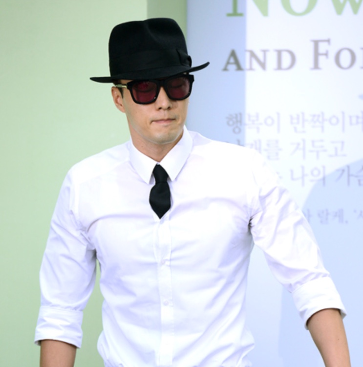 So Ji-sub de fedora preto e óculos escuros
