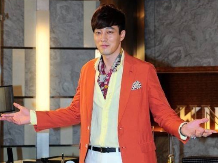 So Ji-sub de terno laranja