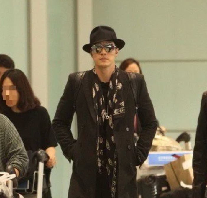 So Ji-sub de chapéu preto no aeroporto