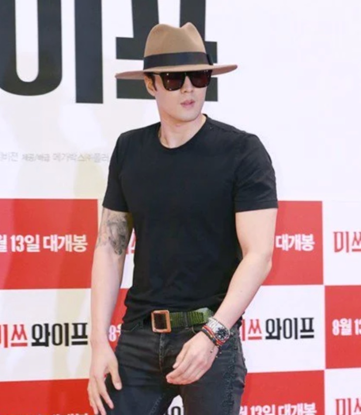 So Ji-sub de fedora bege em pré-estreia de filme