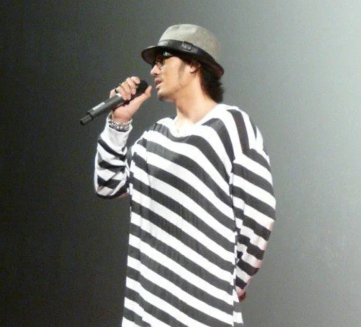 So Ji-sub cantando no palco de chapéu