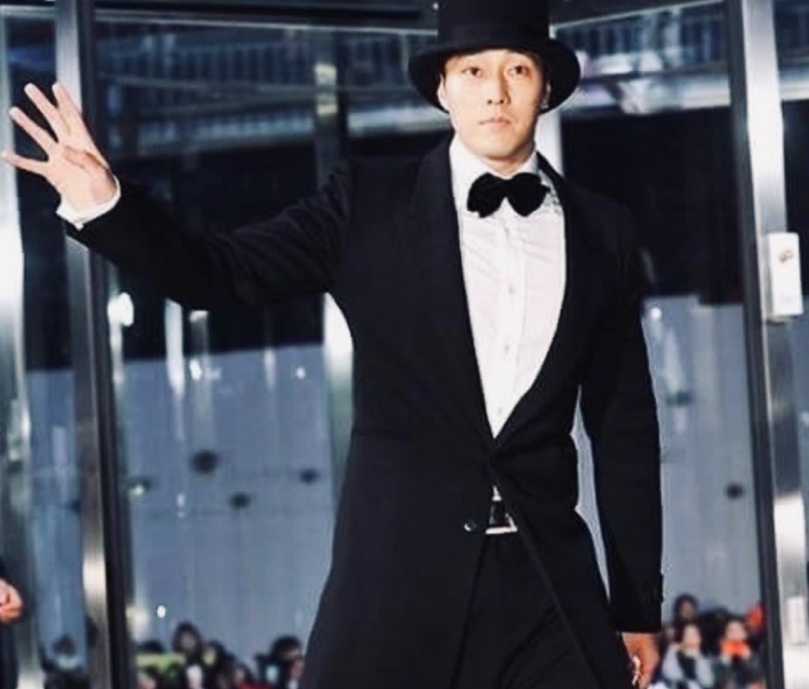 So Ji-sub de cartola e fraque no SBS Drama Awards de 2013