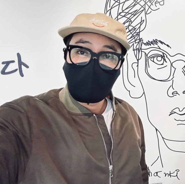 Selfie de So Ji-sub de boné bege, óculos e máscara