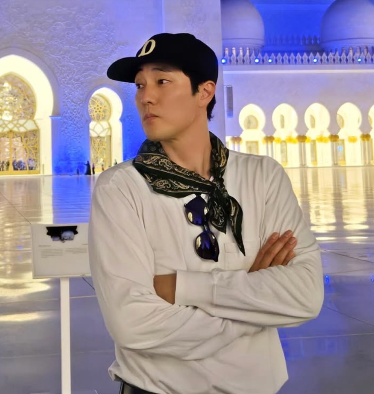So Ji-sub de boné preto durante uma viagem