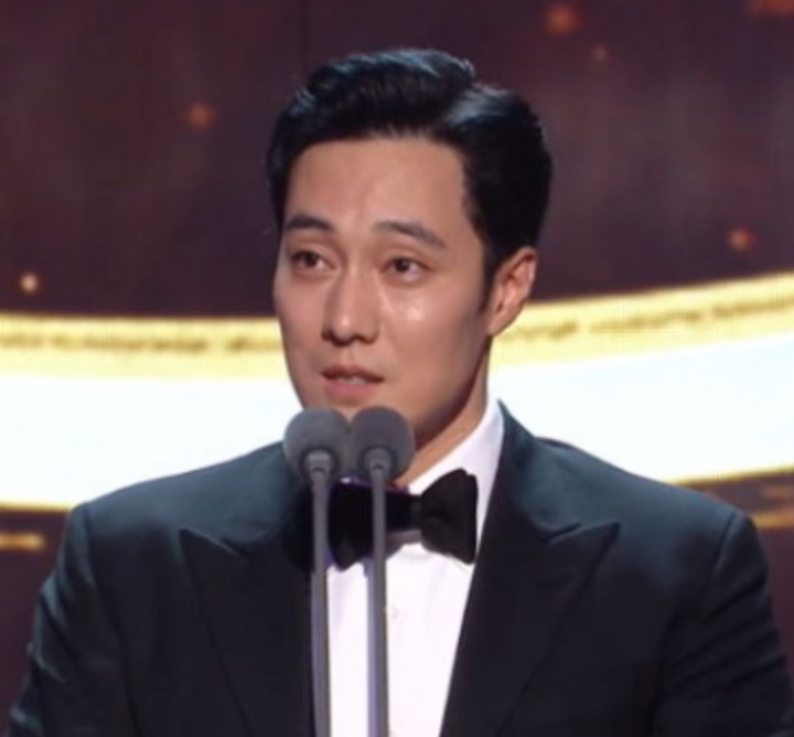 So Ji-sub emocionado ao receber o Daesang do MBC