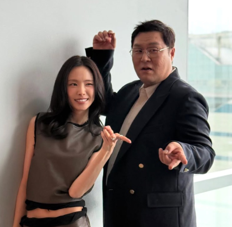 Son Na-eun ao lado de um colega de elenco de 'Agente Kim'