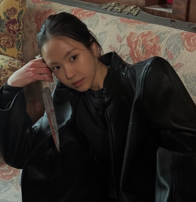 Son Na-eun em cena de ação, de jaqueta de couro, com uma faca — bastidores de 'Agente Kim'