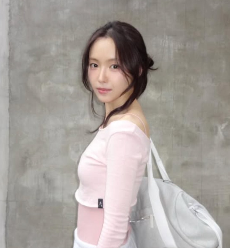 Son Na-eun em ensaio fotográfico, de blusa rosa