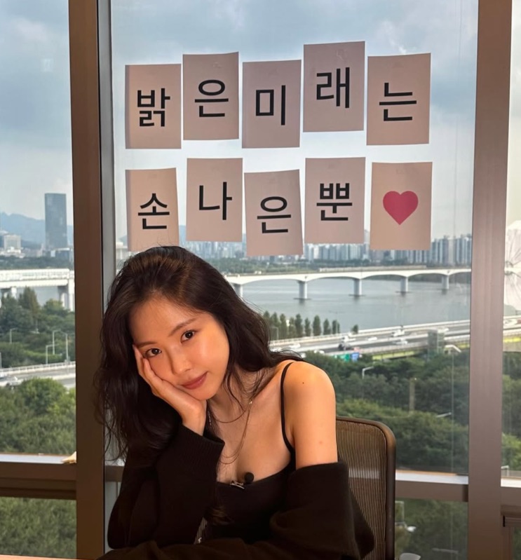 Son Na-eun em frente a uma plaquinha de fãs com o nome dela