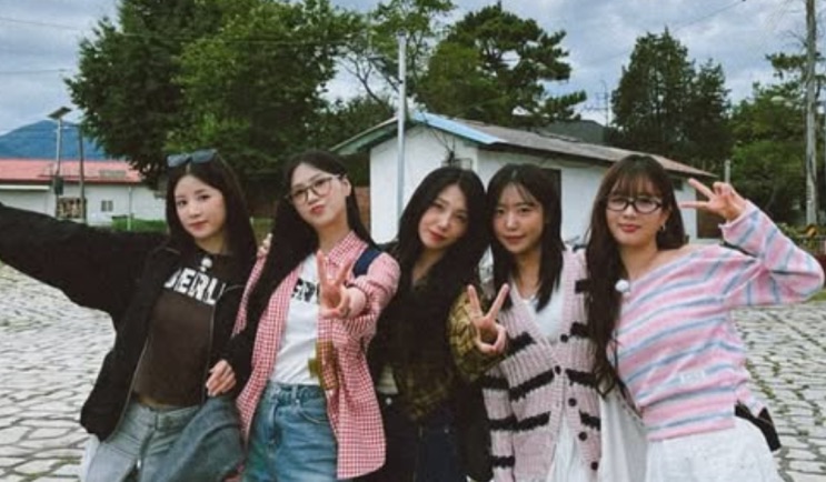 As integrantes do Apink posando ao ar livre