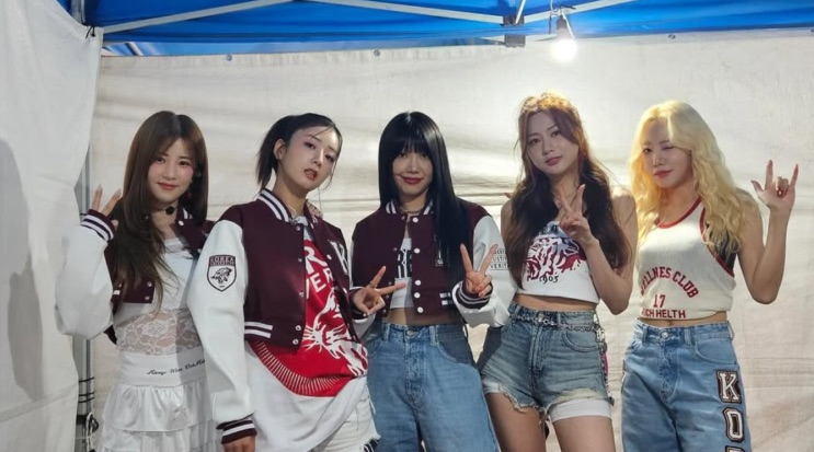 Apink nos bastidores, de jaquetas universitárias