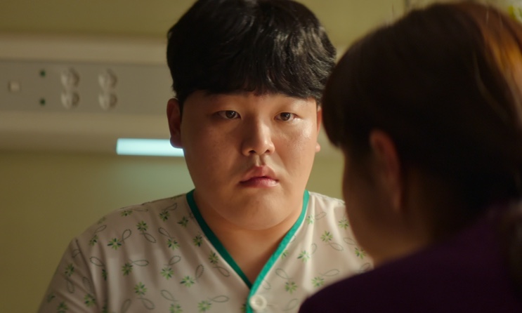 Um paciente internado conversando com a enfermeira Da-eun em Sweet & Sour