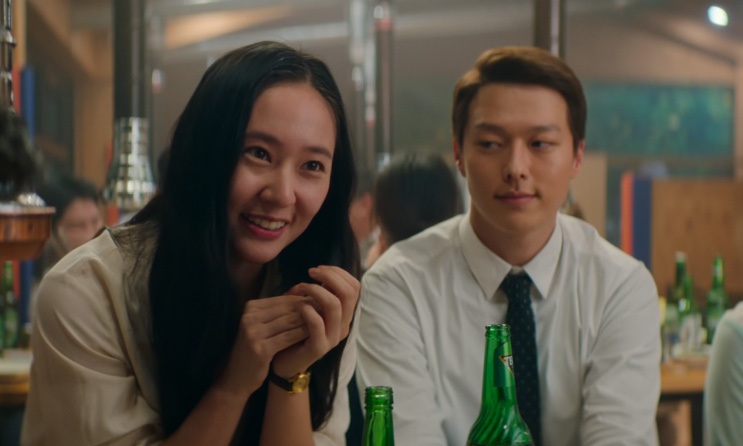Bo-yeong (Jung Soo-jung) e Jang-hyuk lado a lado numa mesa de bar em Sweet & Sour