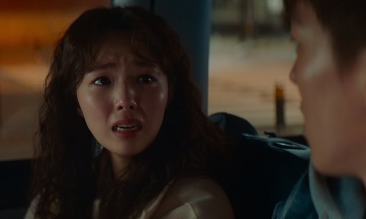 Da-eun (Chae Soo-bin) chorando dentro do carro durante uma discussão em Sweet & Sour