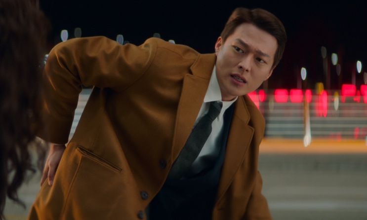 Jang-hyuk se levantando depois do esbarrão no aeroporto em Sweet & Sour