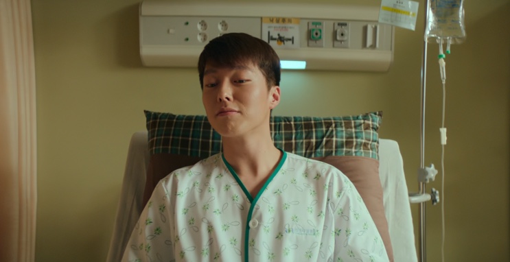 Jang-hyuk (Jang Ki-yong) sentado numa cama de hospital em Sweet & Sour