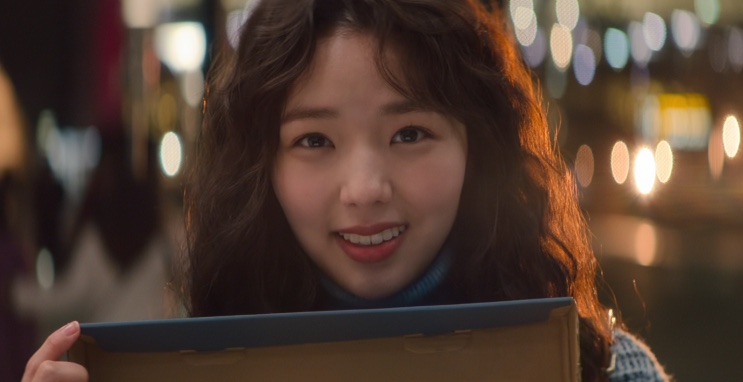 Da-eun sorrindo enquanto segura uma caixa de tênis em Sweet & Sour