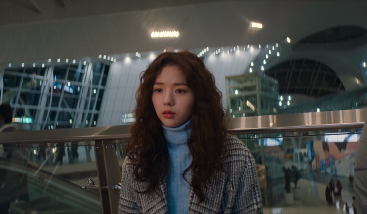 Da-eun no saguão do aeroporto em Sweet & Sour
