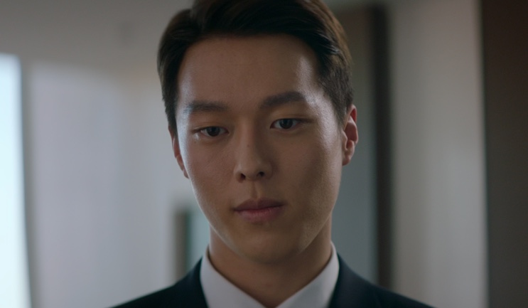 Jang-hyuk (Jang Ki-yong) de terno, com o rosto sério, em Sweet & Sour