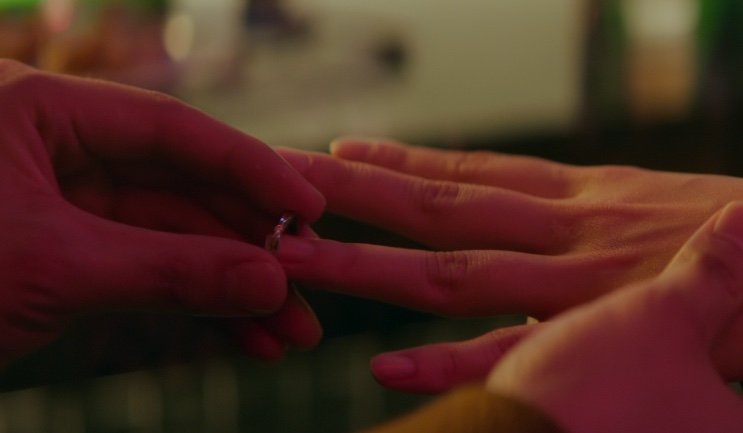 Um anel sendo colocado no dedo em Sweet & Sour