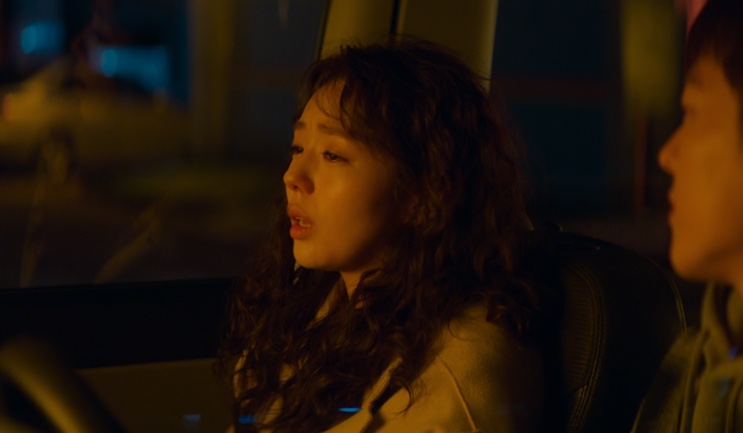 Da-eun chorando dentro do carro, à noite, em Sweet & Sour