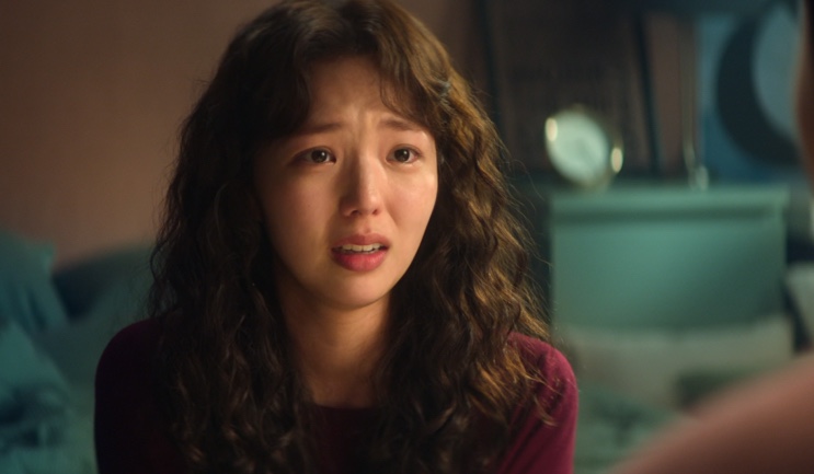 Da-eun chorando no quarto em Sweet & Sour