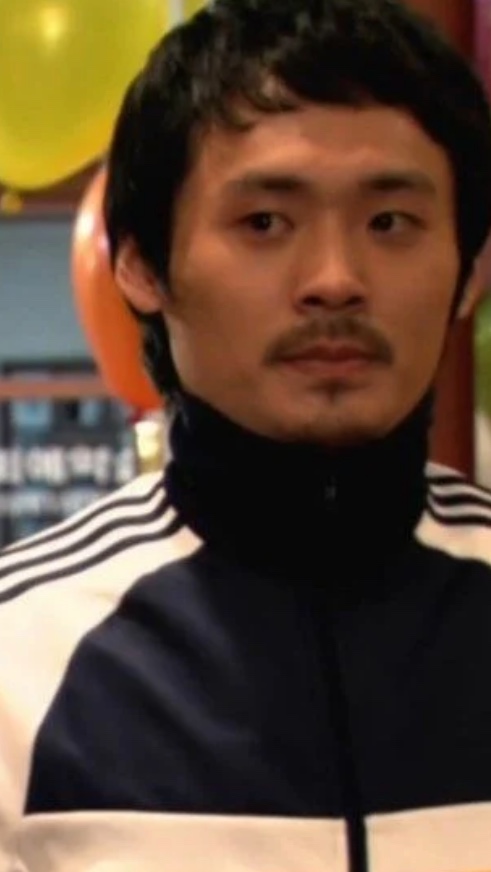 Choi Dae-hoon jovem, com balões ao fundo