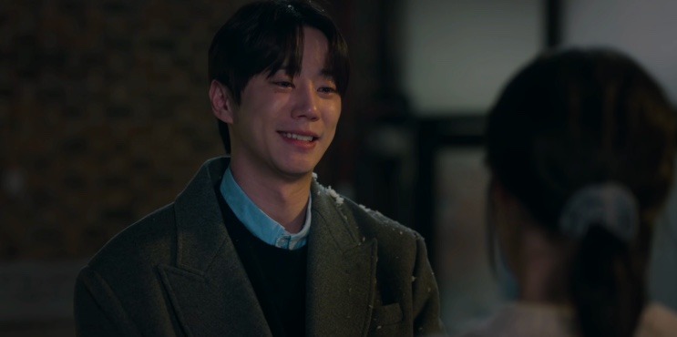 Yeong-beom sorrindo na neve