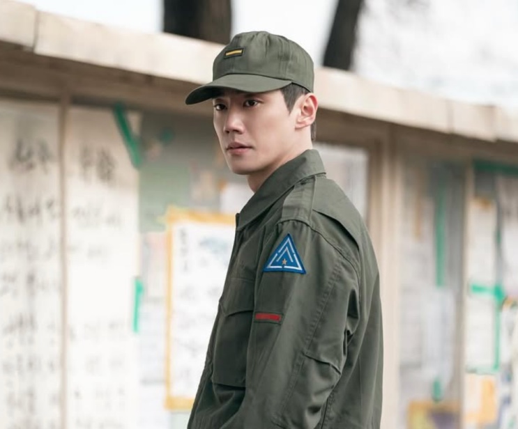 Lee Jun-young de uniforme militar em cena