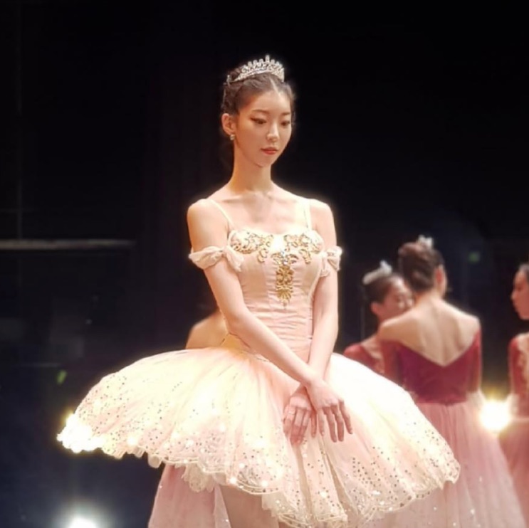 Lim Sa-rang de tutu rosa e tiara, no palco durante uma apresentação de balé